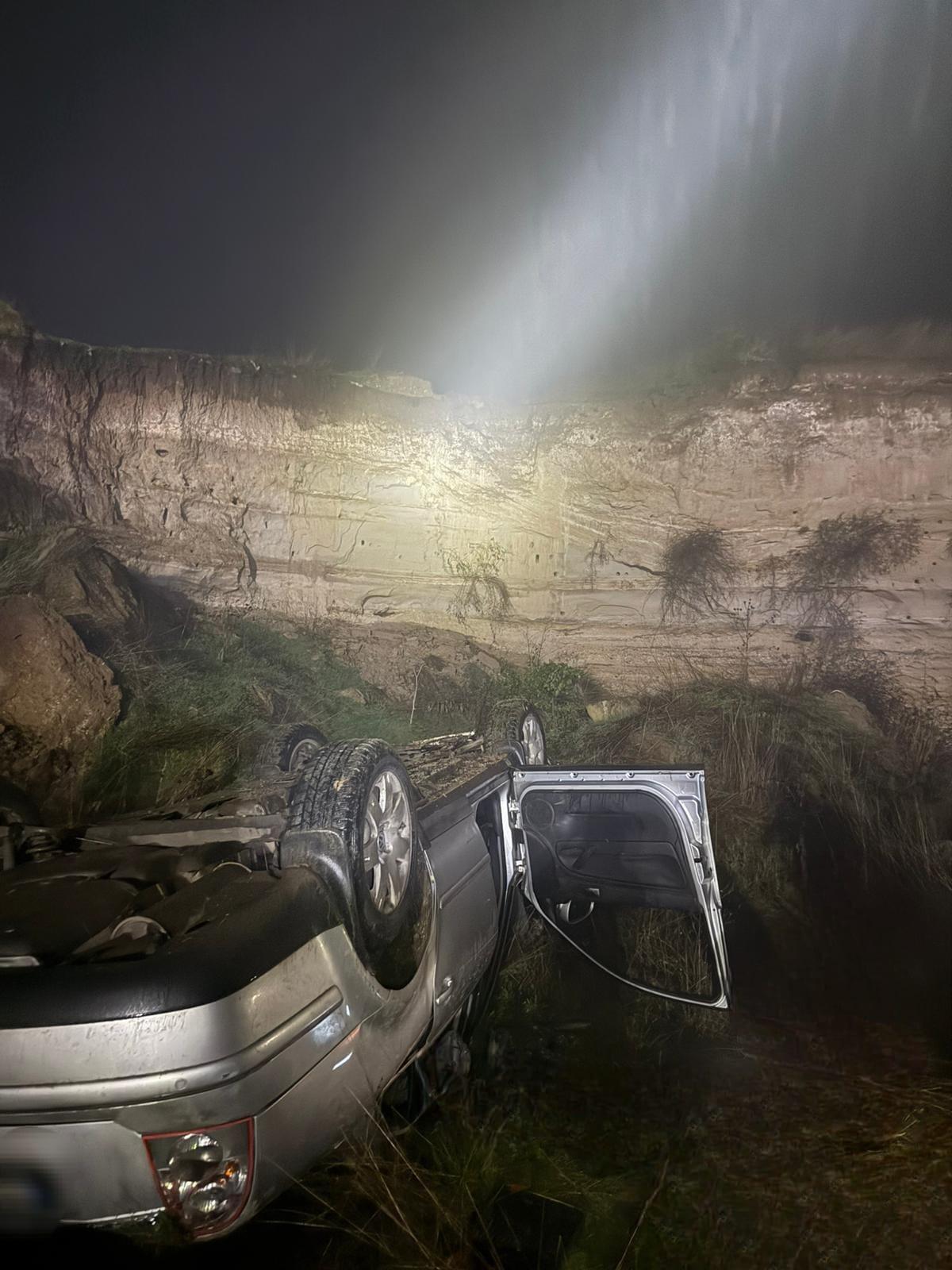 S-a urcat băut la volan şi şi-a condus prietenul spre moarte, după ce s-a răsturnat cu maşina în Dolj