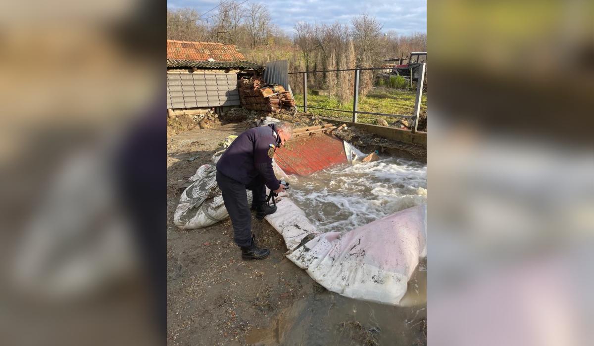 Erupţie de apă cu gaz metan şi sulf după un foraj greşit într-o gospodărie. Proprietarii, evacuaţi temporar