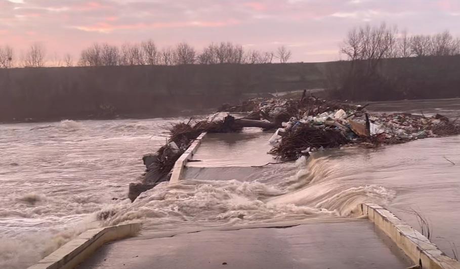 Un pod peste Argeş s-a rupt, la 20 km de Bucureşti, în urma deversărilor de la barajul Mihăileşti