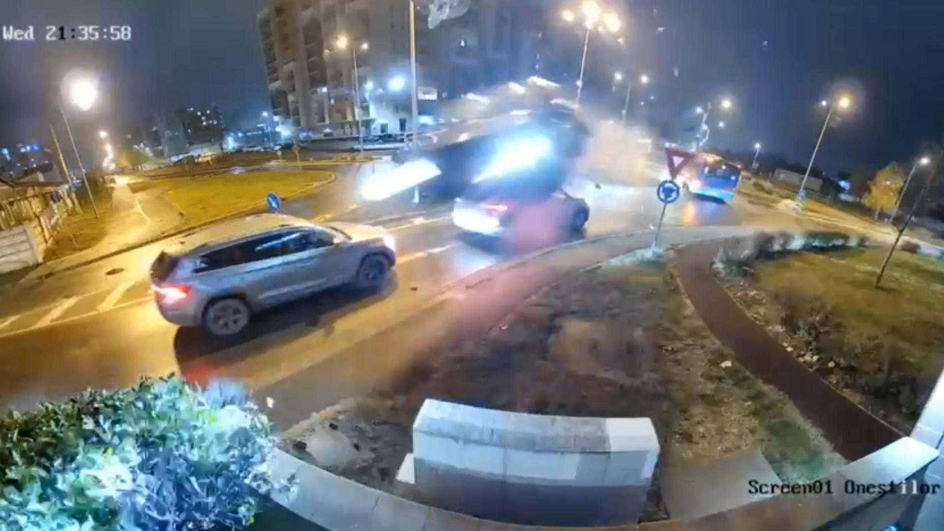 Cascadorie fără voie în Oradea. Un şofer a zburat pur şi simplu cu maşina într-un sens giratoriu