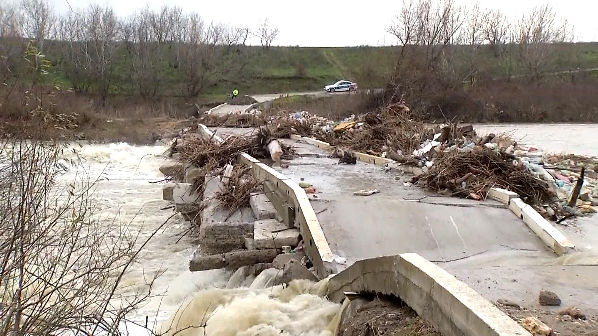 Oamenii din Argeş şi Călăraşi acuză Apele Române că a provocat intenţionat inundaţii. Cum se apără instituţia