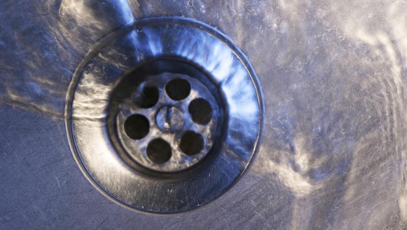 Furnizarea apei în localităţile afectate în ultimele zile, reluată vineri seară. Apa nu este potabilă