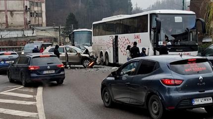 Autocar cu 69 de turişti italieni, accident de groază pe DN1, în Sinaia. Două femei au ajuns la spital