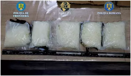 Un ucrainean şi doi români, prinși la graniţă cu 5 kg de droguri ascunse în caroserie. Au fost arestaţi