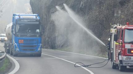Trafic blocat pe DN7, la ieşirea din Călimăneşti. Au fost depistate scăpări de gaze la o cisternă cu GPL