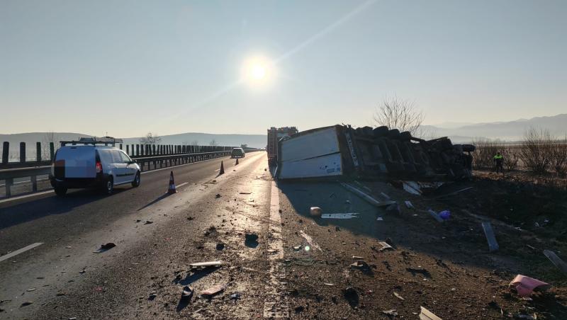 Un TIR și o autoutilitară DRDP s-au izbit pe autostrada A1, în Sibiu. Unul dintre şoferi, încarcerat