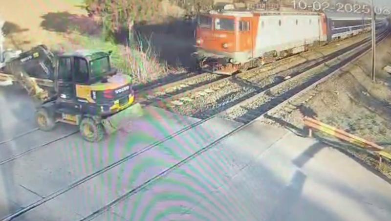 Un tren InterCity a spulberat un buldoexcavator pe calea ferată. Circulația trenurilor, blocată între Ilfov și Prahova