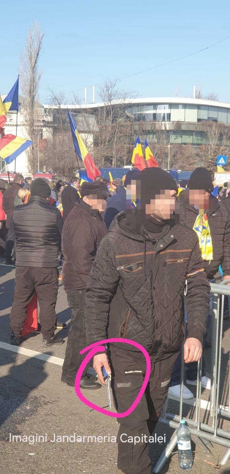 Protest violent în Piața Victoriei. Un bărbat a tăiat cu cuţitul legăturile dintre panourile metalice montate de jandarmi