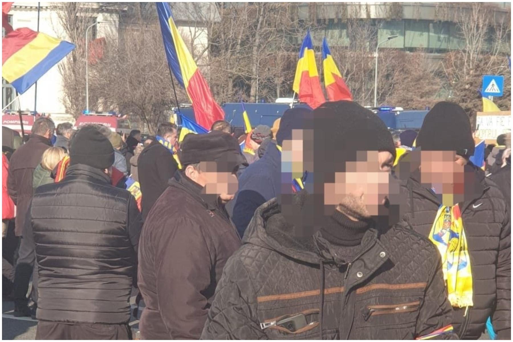 Protest violent în Piața Victoriei. Un bărbat a tăiat cu cuţitul legăturile dintre panourile metalice montate de jandarmi