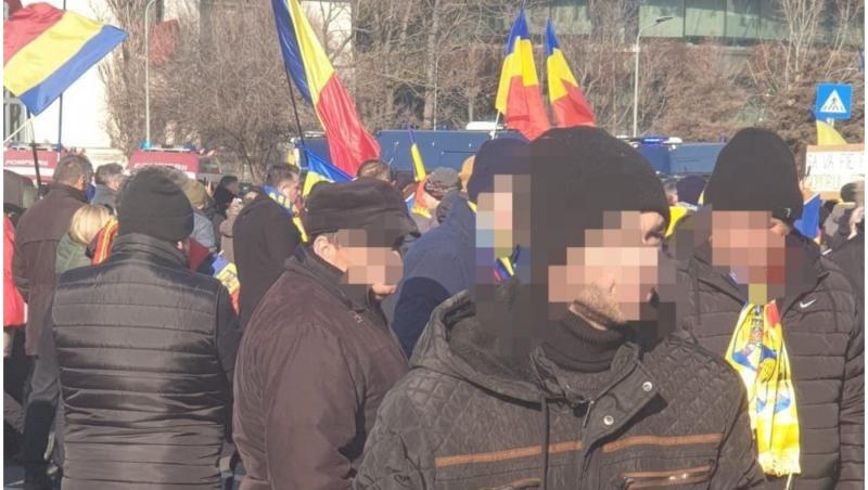 Protest violent în Piața Victoriei. Un bărbat a tăiat cu cuţitul legăturile dintre panourile metalice montate de jandarmi