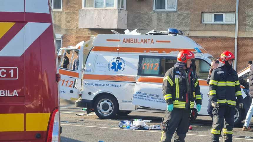 Accident grav între o ambulanţă şi două maşini, în Oradea. Autospeciala s-a răsturnat: trei persoane rănite