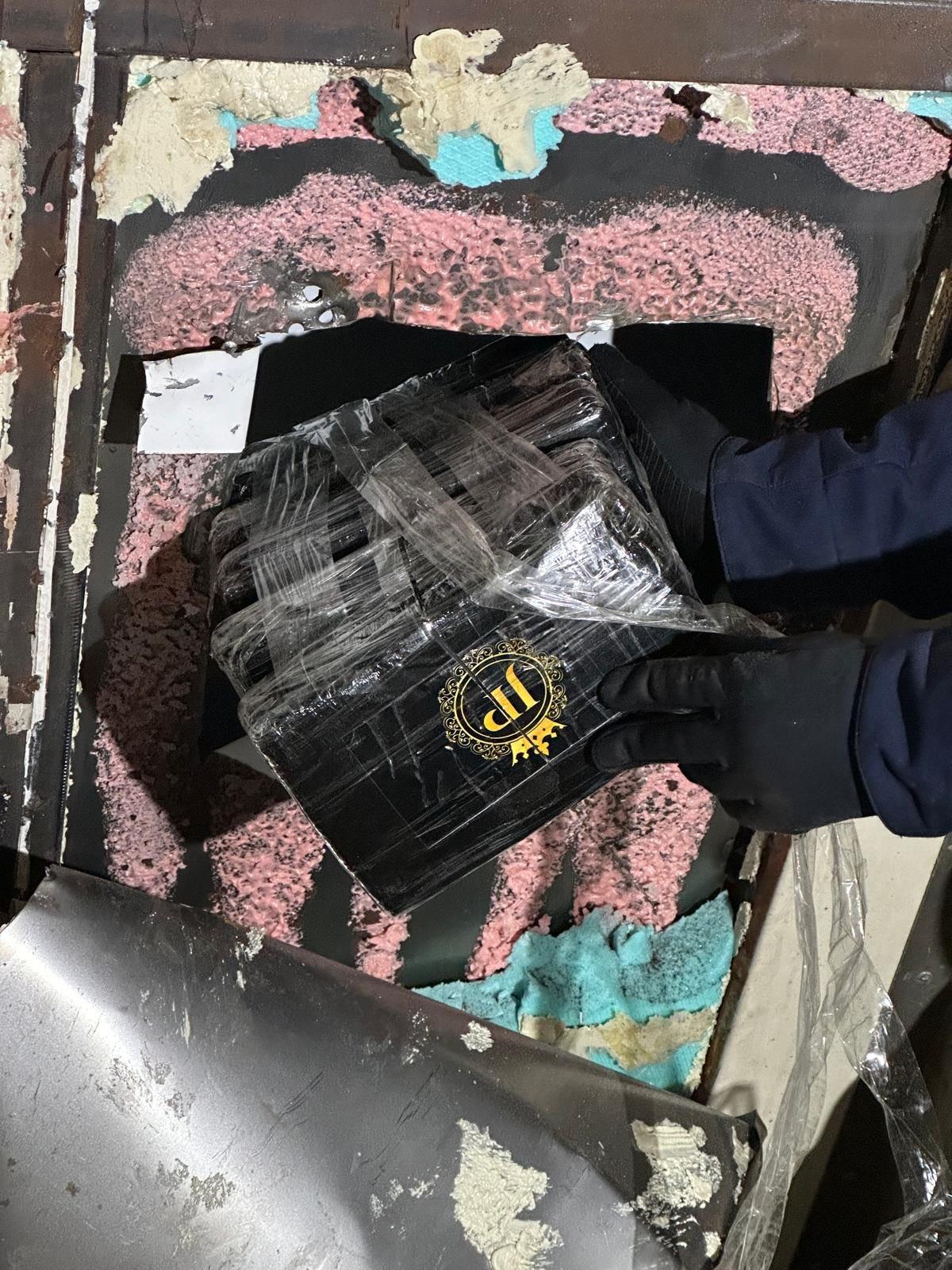 438 kg de cocaină, găsite în camionul unui şofer român, în Franţa