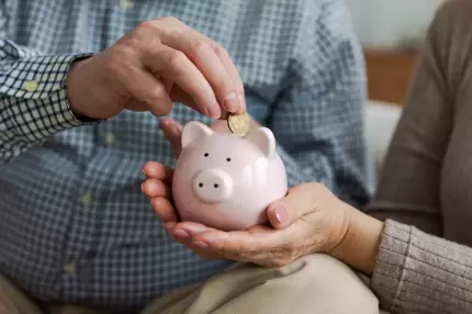 Guvernul oferă 800 de lei pensionarilor cu venituri de până la 2574 de lei. Banii vor fi acordaţi în două tranşe Guvernul oferă 800 de lei pensionarilor cu venituri de până la 2574 de lei. Banii vor fi acordaţi în două tranşe