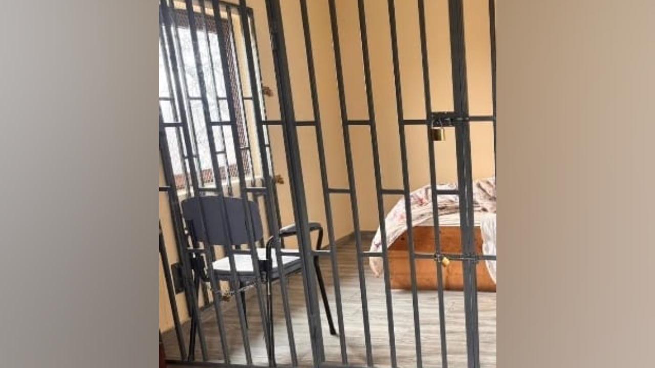 tanar ținut în cușcă în Gorj