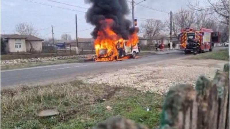 O ambulanţă a luat foc în mers, în Constanţa, în timp ce transporta un pacient. Buteliile de oxigen puteau exploda în orice secundă