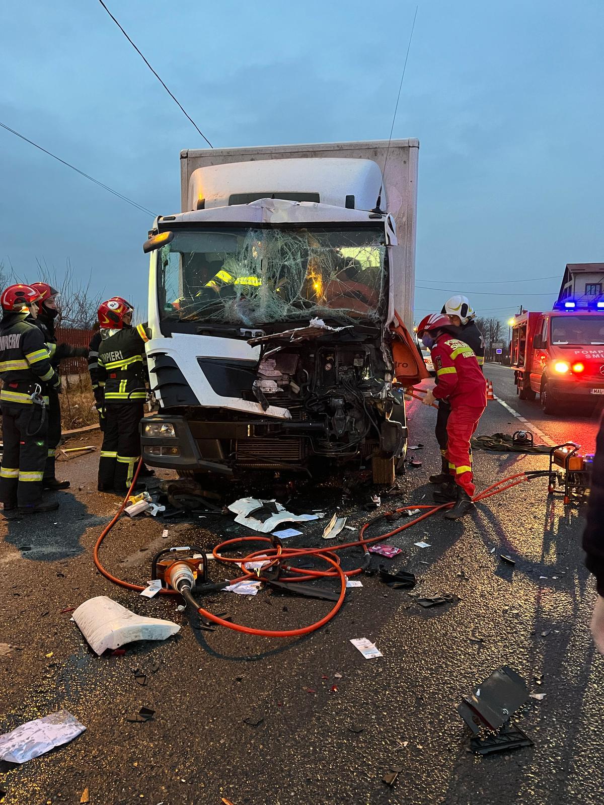 Două camioane și un TIR ucrainean s-au ciocnit violent, în Vrancea. Unul dintre şoferi a rămas încarcerat între fiare