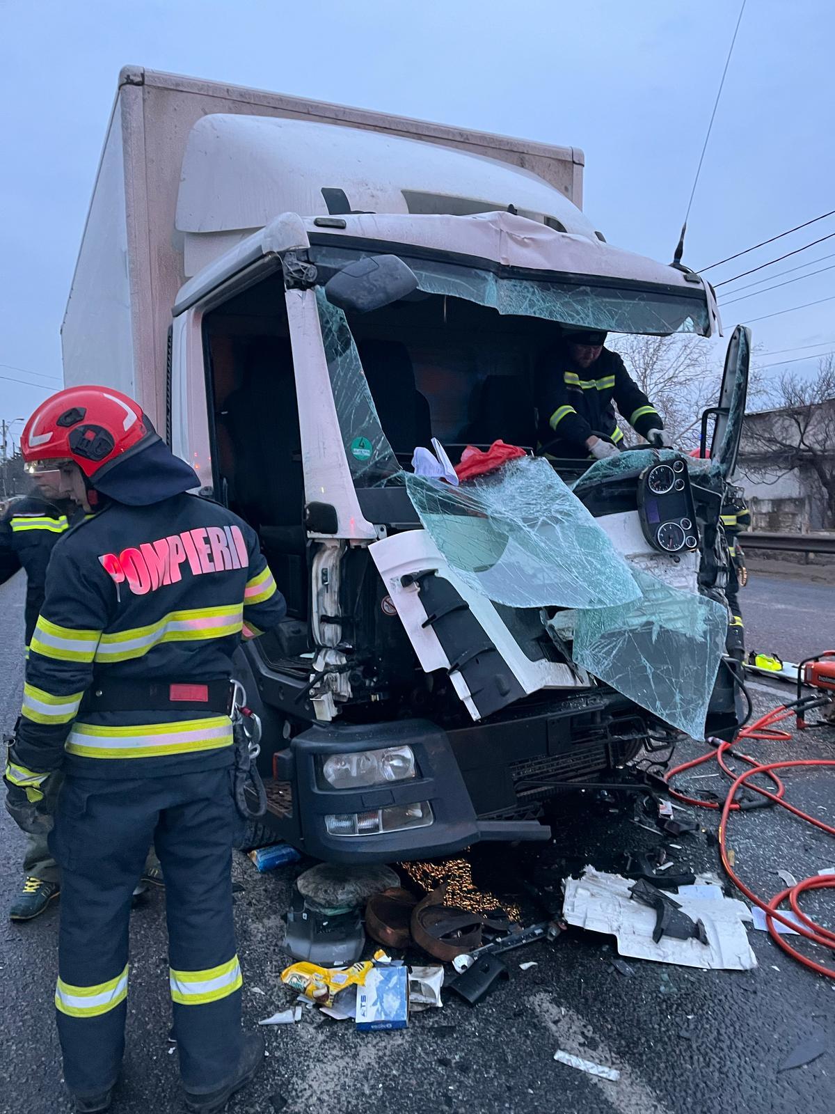 Două camioane și un TIR ucrainean s-au ciocnit violent, în Vrancea. Unul dintre şoferi a rămas încarcerat între fiare