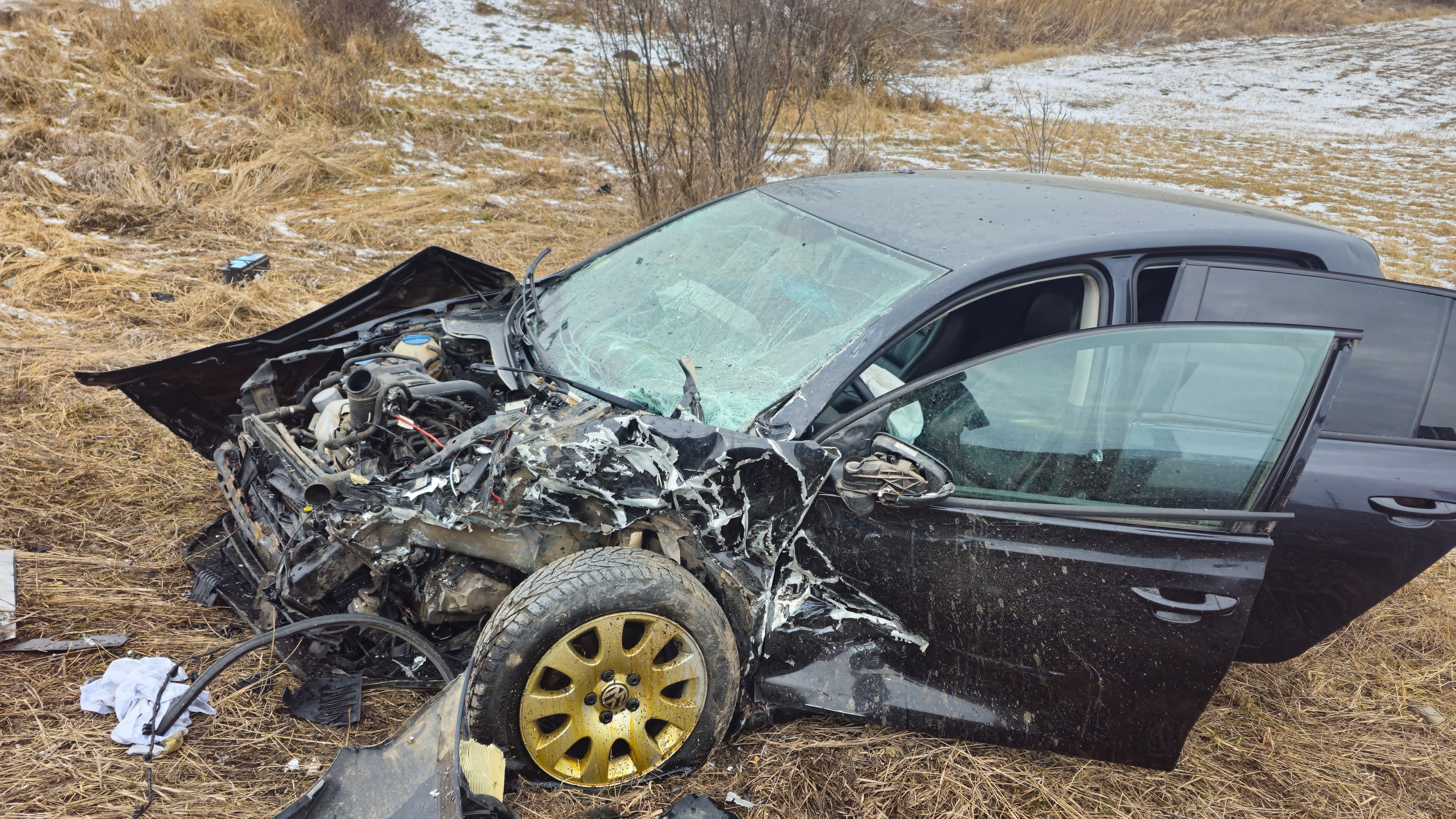 Un microbuz şcolar a ars ca o torţă după impactul frontal cu un autoturism. Două persoane, transportate la spitalul din Iaşi