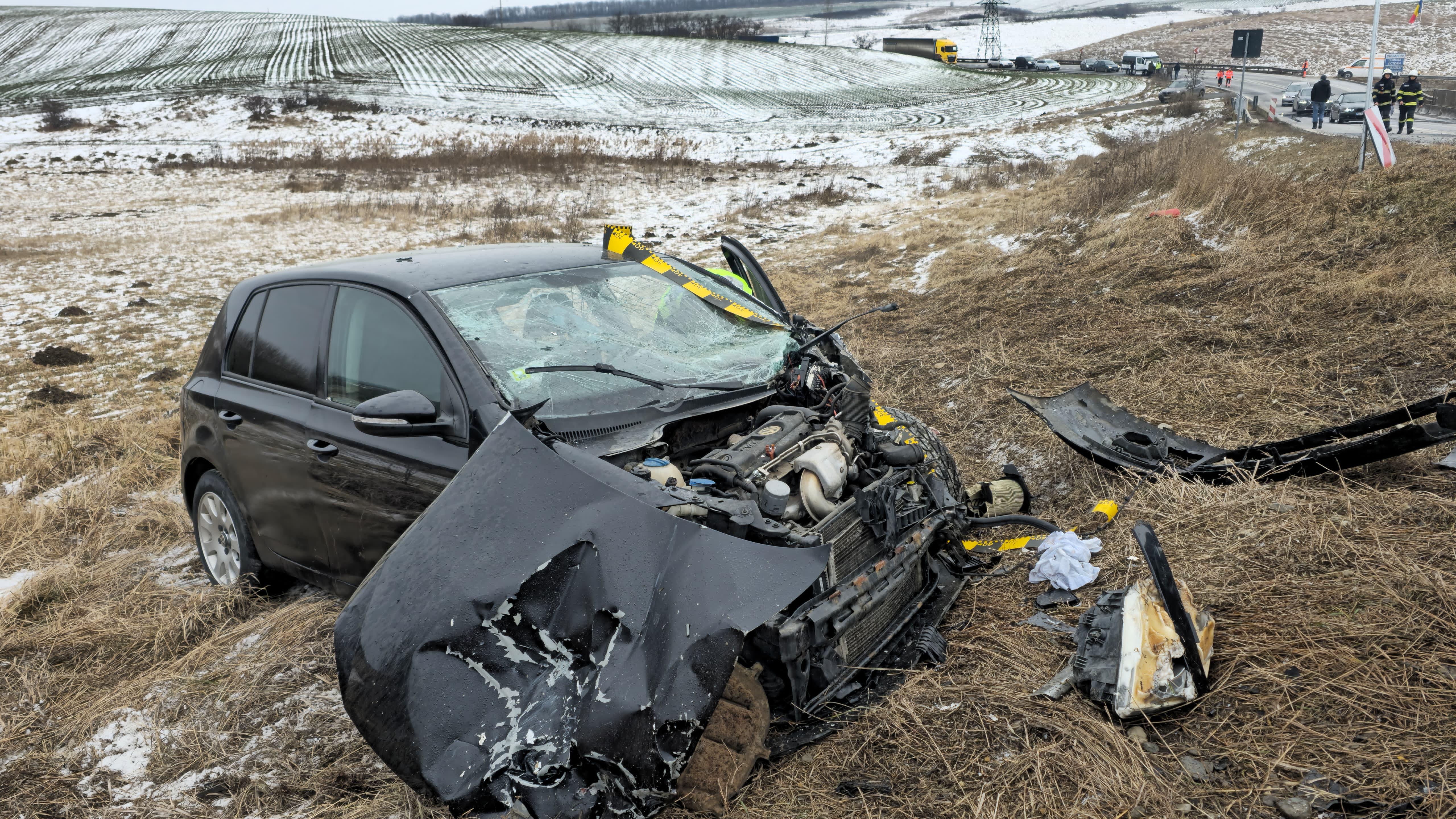 Un microbuz şcolar a ars ca o torţă după impactul frontal cu un autoturism. Două persoane, transportate la spitalul din Iaşi