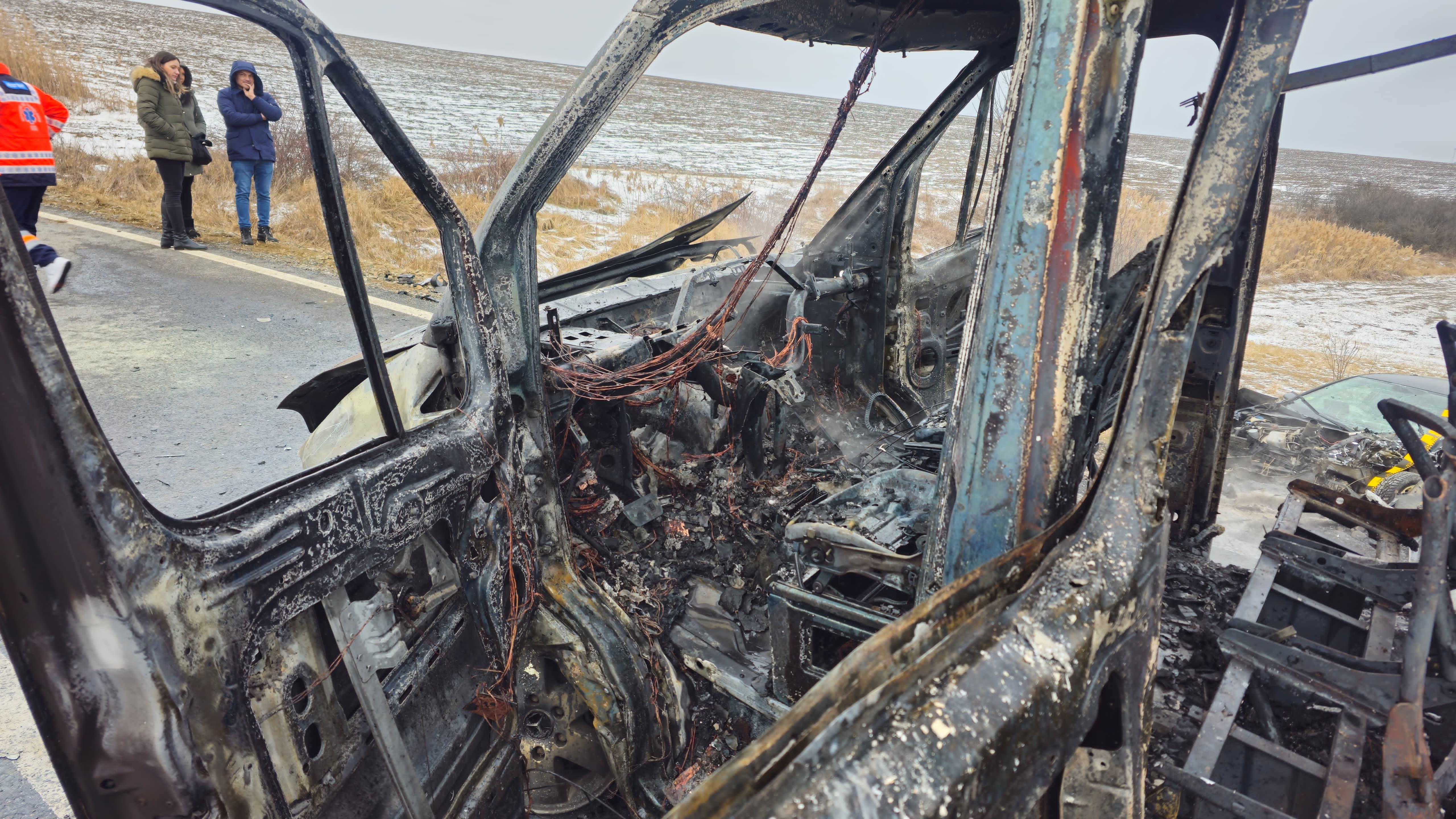 Un microbuz şcolar a ars ca o torţă după impactul frontal cu un autoturism. Două persoane, transportate la spitalul din Iaşi