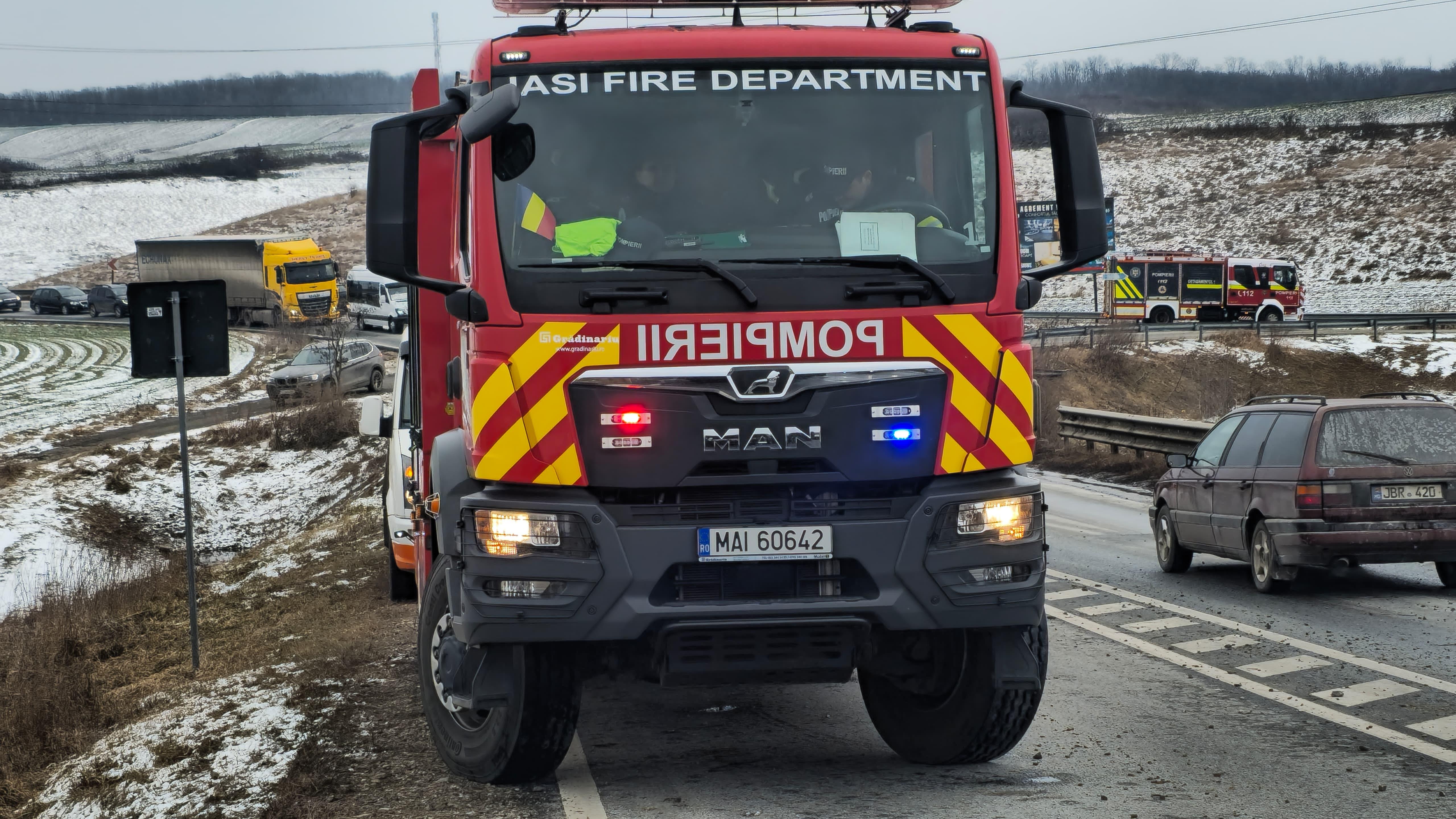 Un microbuz şcolar a ars ca o torţă după impactul frontal cu un autoturism. Două persoane, transportate la spitalul din Iaşi