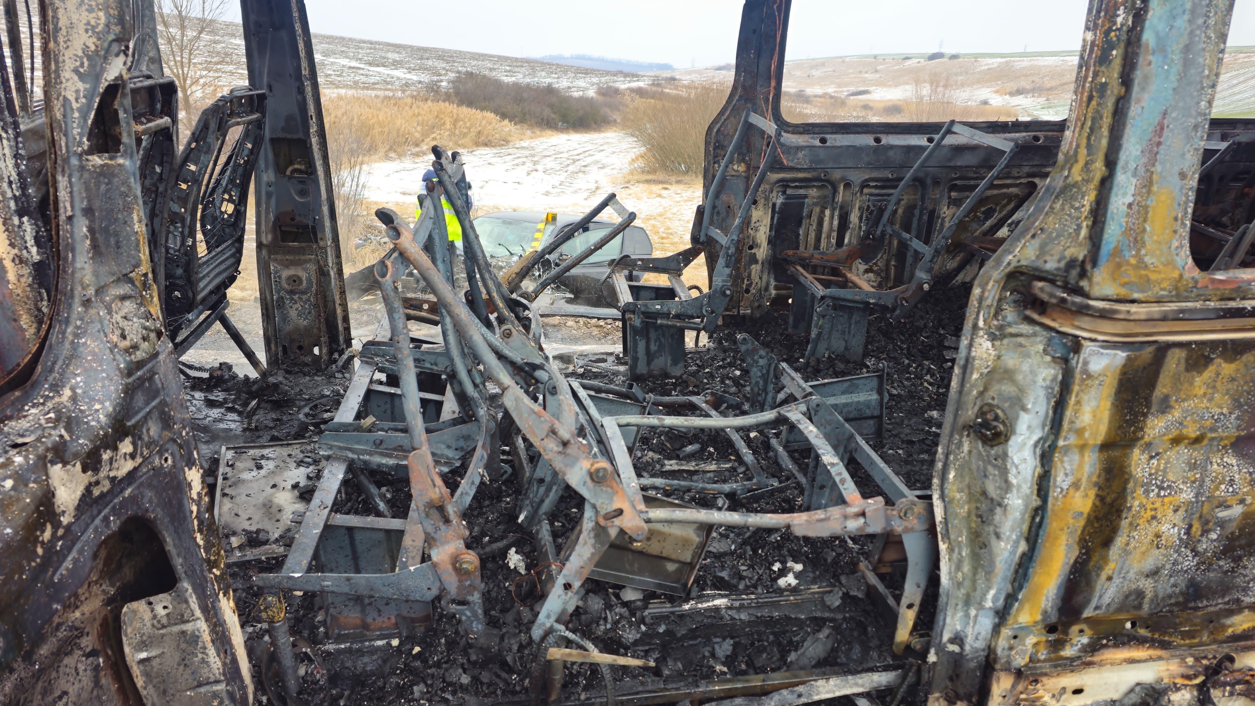 Un microbuz şcolar a ars ca o torţă după impactul frontal cu un autoturism. Două persoane, transportate la spitalul din Iaşi