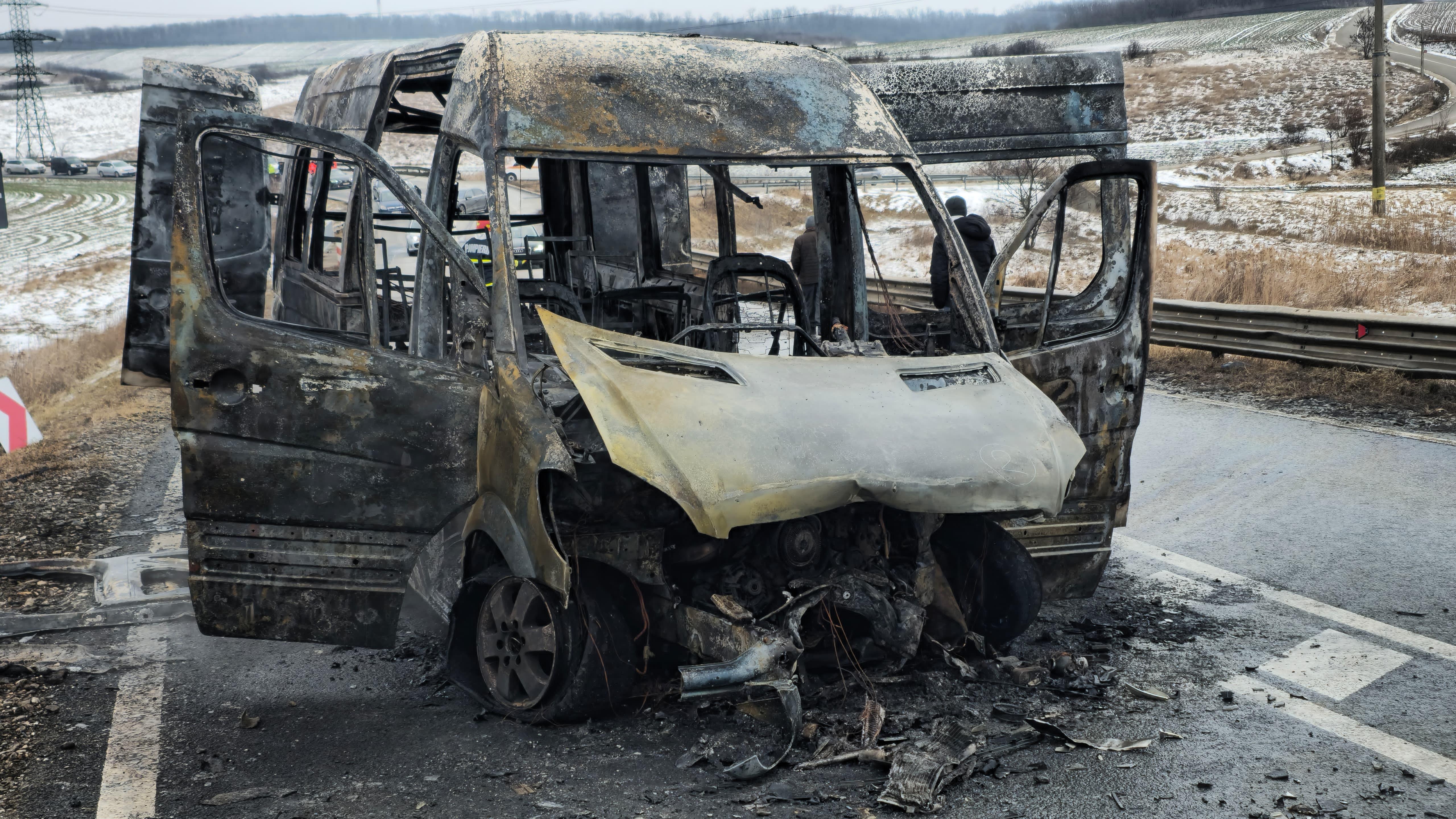 Un microbuz şcolar a ars ca o torţă după impactul frontal cu un autoturism. Două persoane, transportate la spitalul din Iaşi
