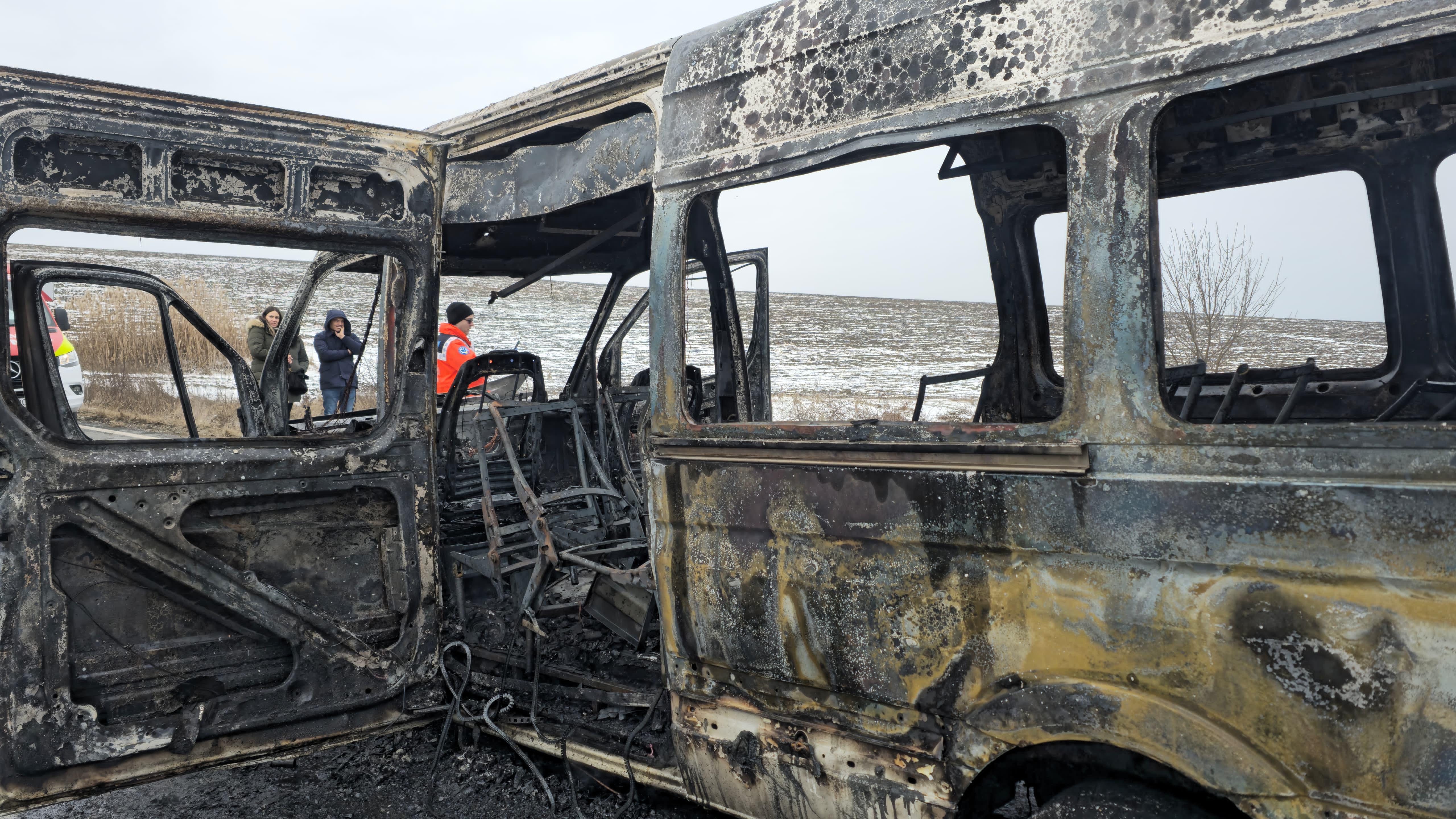 Un microbuz şcolar a ars ca o torţă după impactul frontal cu un autoturism. Două persoane, transportate la spitalul din Iaşi