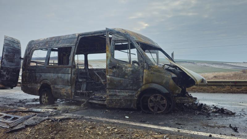 Un microbuz şcolar a ars ca o torţă după impactul frontal cu un autoturism. Două persoane, transportate la spitalul din Iaşi