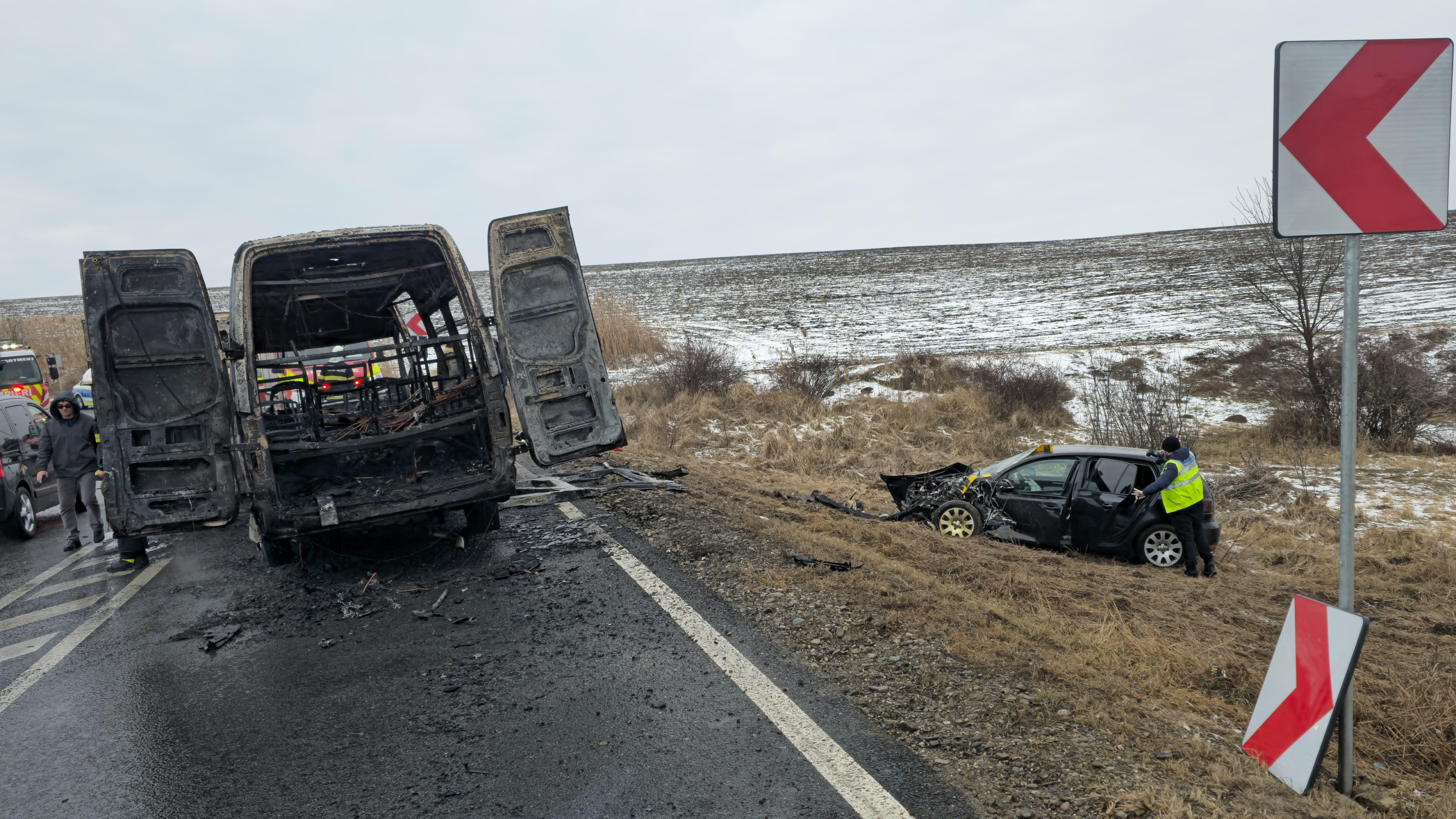 Un microbuz şcolar a ars ca o torţă după impactul frontal cu un autoturism. Două persoane, transportate la spitalul din Iaşi