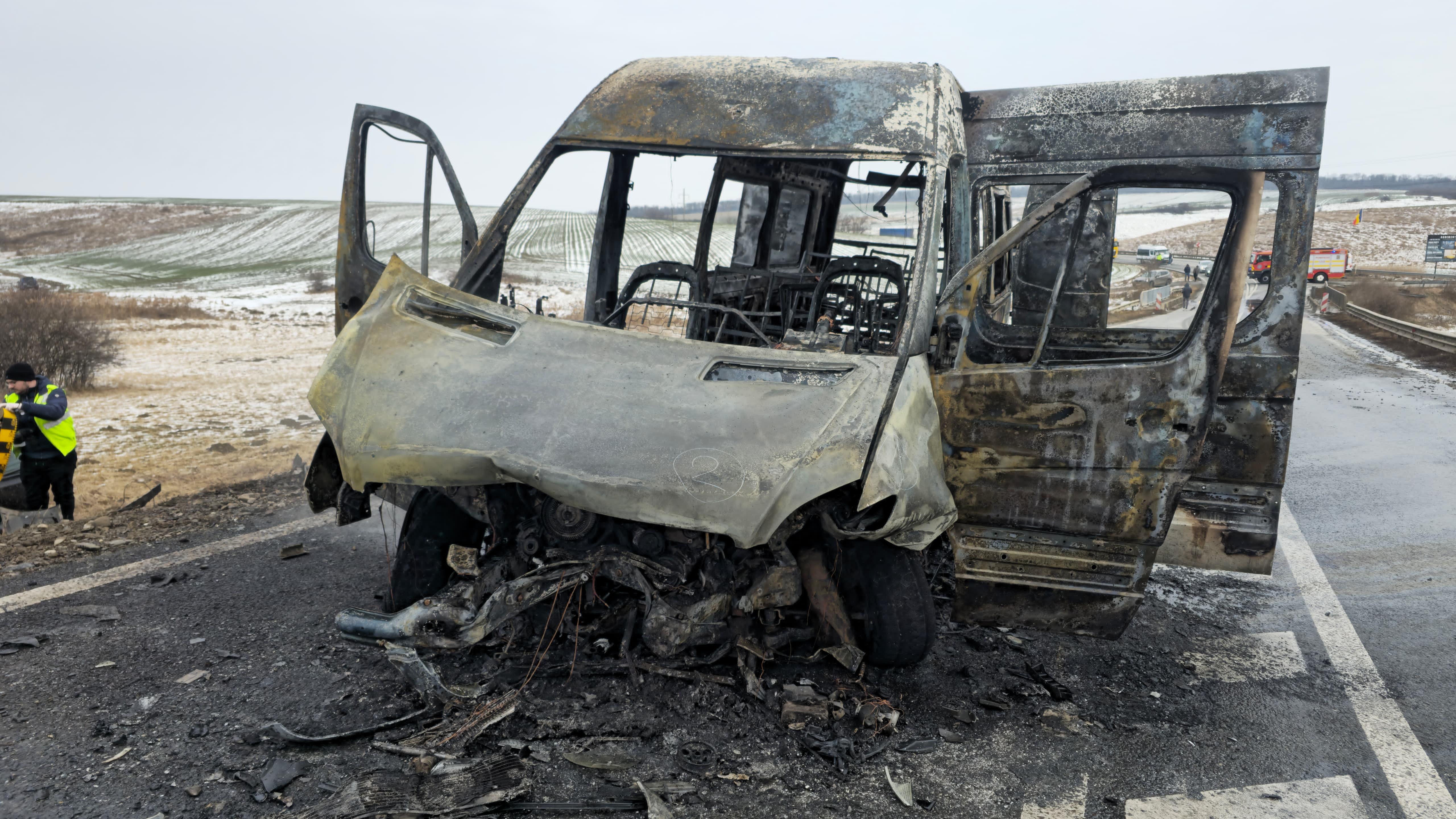 Un microbuz şcolar a ars ca o torţă după impactul frontal cu un autoturism. Două persoane, transportate la spitalul din Iaşi