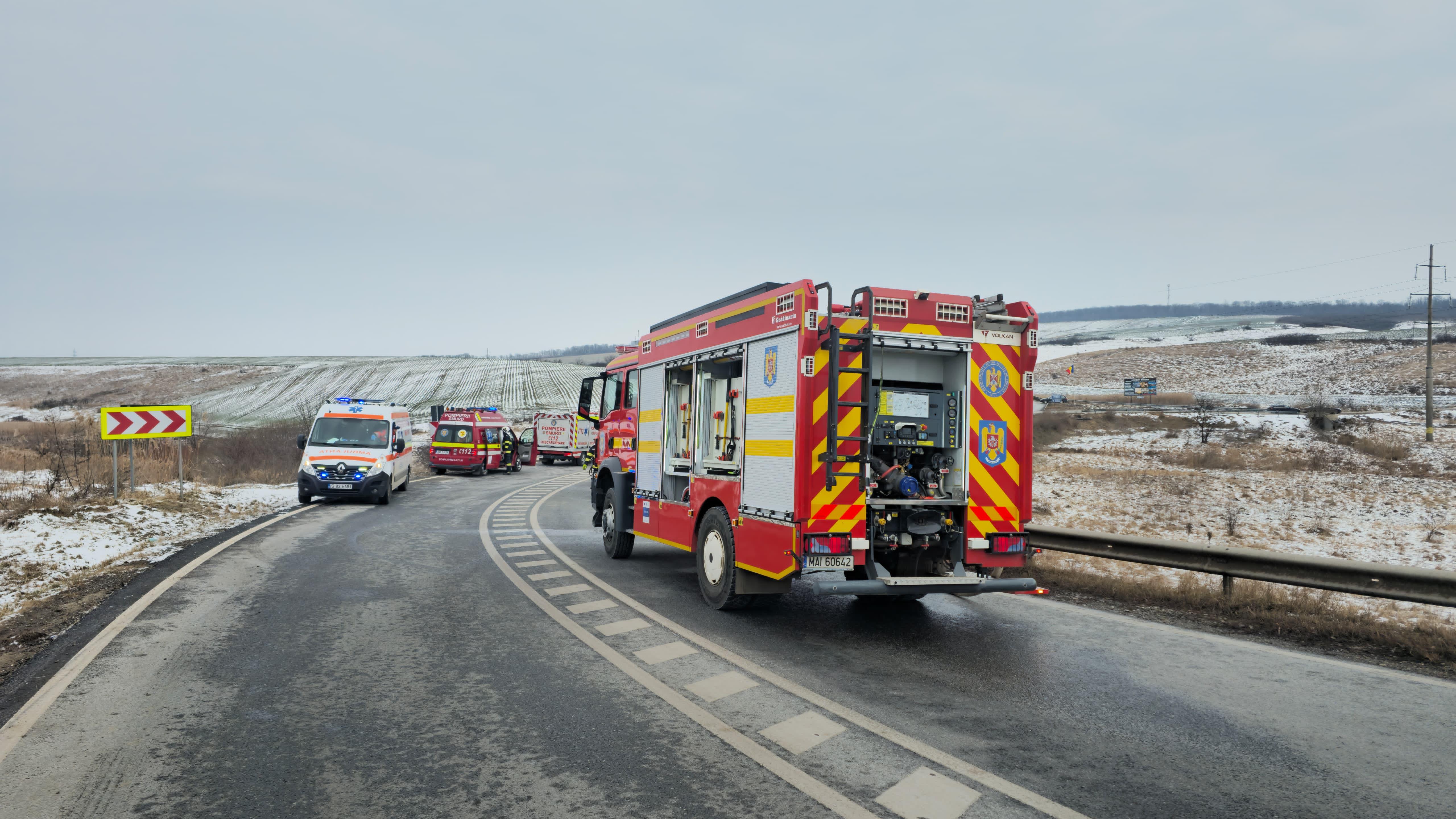 Un microbuz şcolar a ars ca o torţă după impactul frontal cu un autoturism. Două persoane, transportate la spitalul din Iaşi