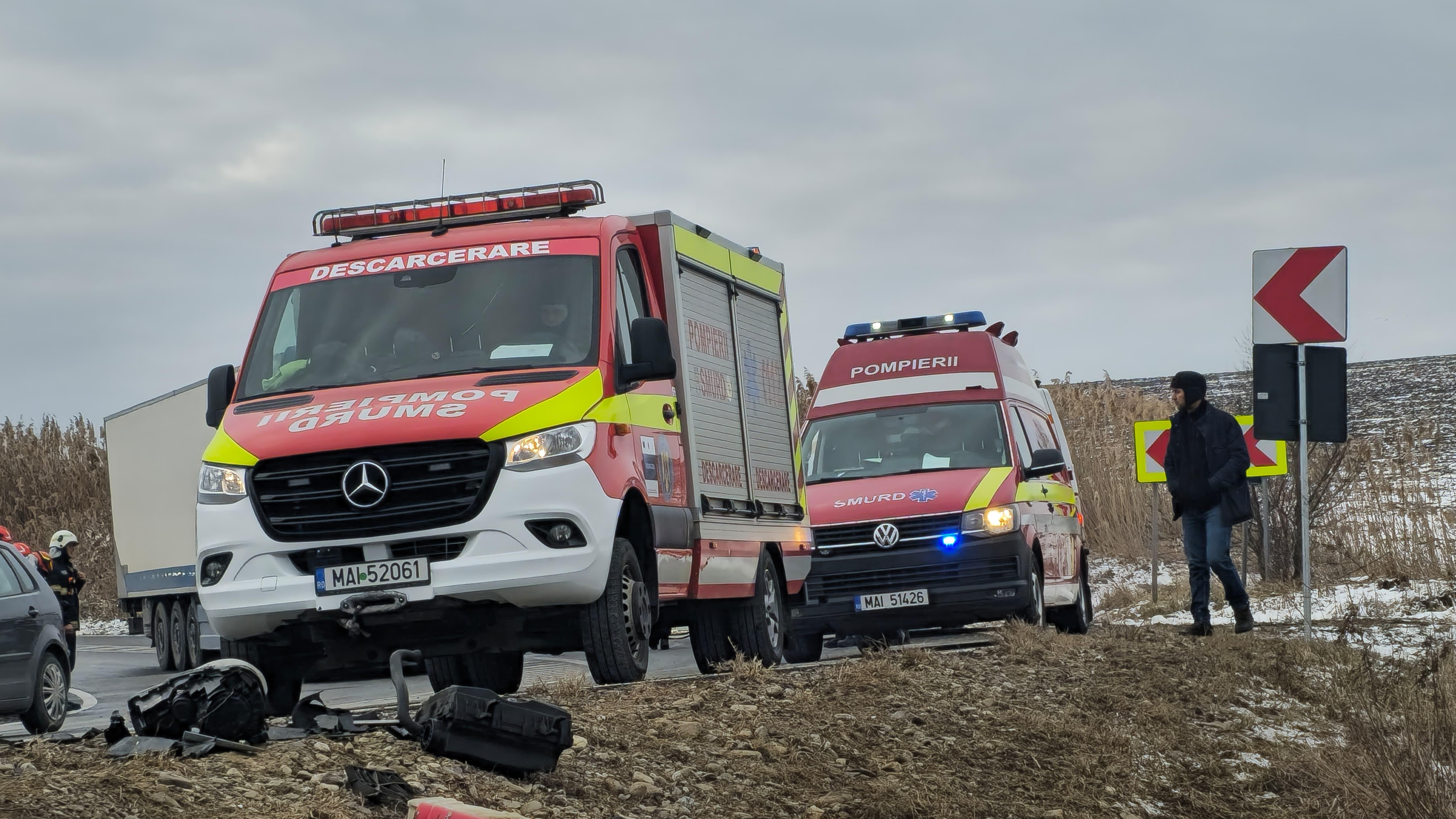 Un microbuz şcolar a ars ca o torţă după impactul frontal cu un autoturism. Două persoane, transportate la spitalul din Iaşi