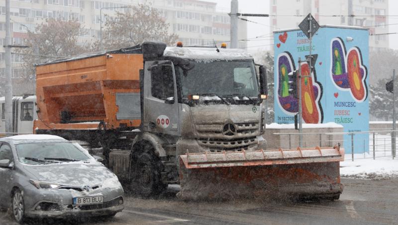 Peste 250 de utilaje şi 500 de operatori deszăpezesc Capitala. Se așteaptă 40 de cm de zăpadă în următoarele ore