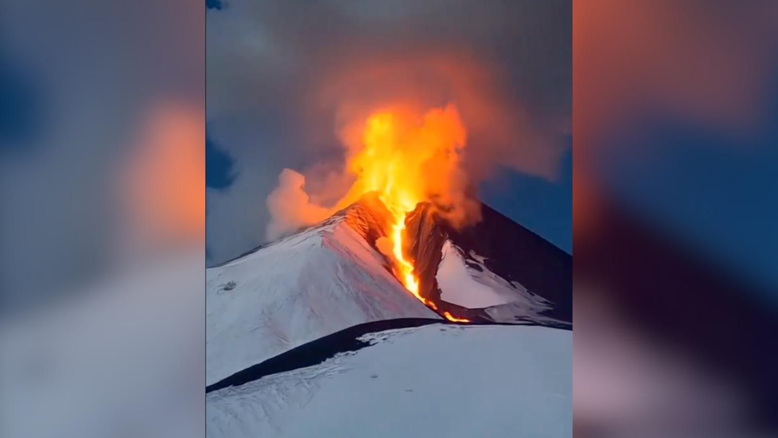 Spectacol impresionant pe Etna. Vulcanul erupe prin zăpadă la 1.800 de metri altitudine