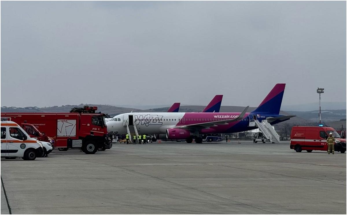 Un avion cu peste 200 de pasageri la bord a aterizat de urgență pe aeroportul din Cluj, după ce ar fi fost semnalată o defecţiune la fuselaj