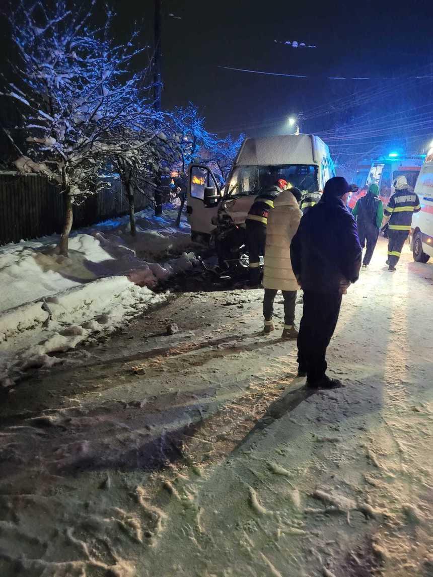 Accident între două microbuze şi un autotren, în Prahova