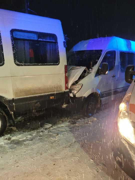 Accident între două microbuze şi un autotren, în Prahova