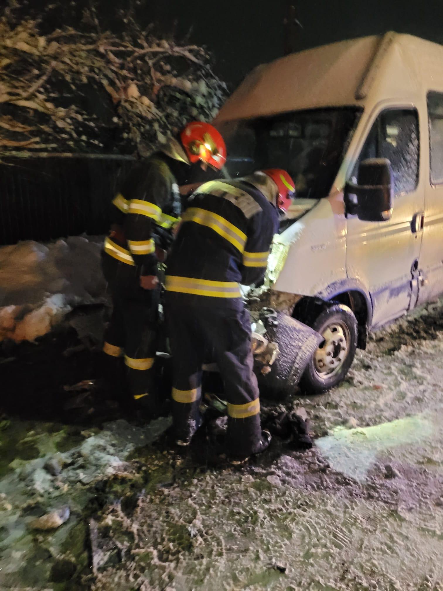 Accident între două microbuze şi un autotren, în Prahova