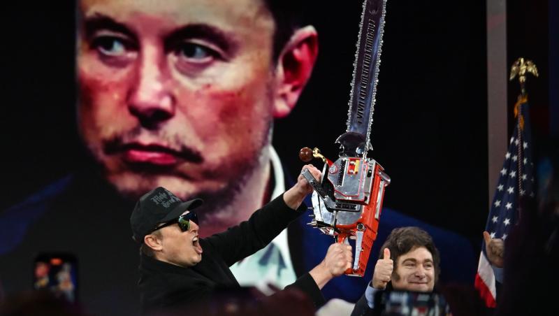 Momentul în care Elon Musk primeşte cadou o drujbă de la preşedintele Argentinei şi o flutură deasupra capului