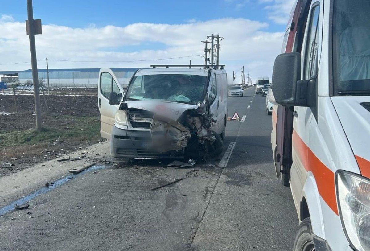 Şapte răniţi, între car doi copii, după ce un automobil şi o maşina a unei firme de curierat s-au ciocnit, în Constanţa