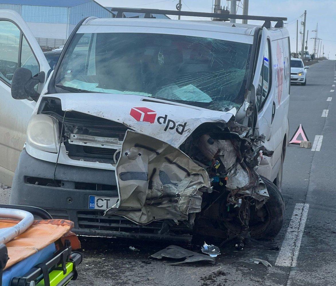 Şapte răniţi, între car doi copii, după ce un automobil şi o maşina a unei firme de curierat s-au ciocnit, în Constanţa