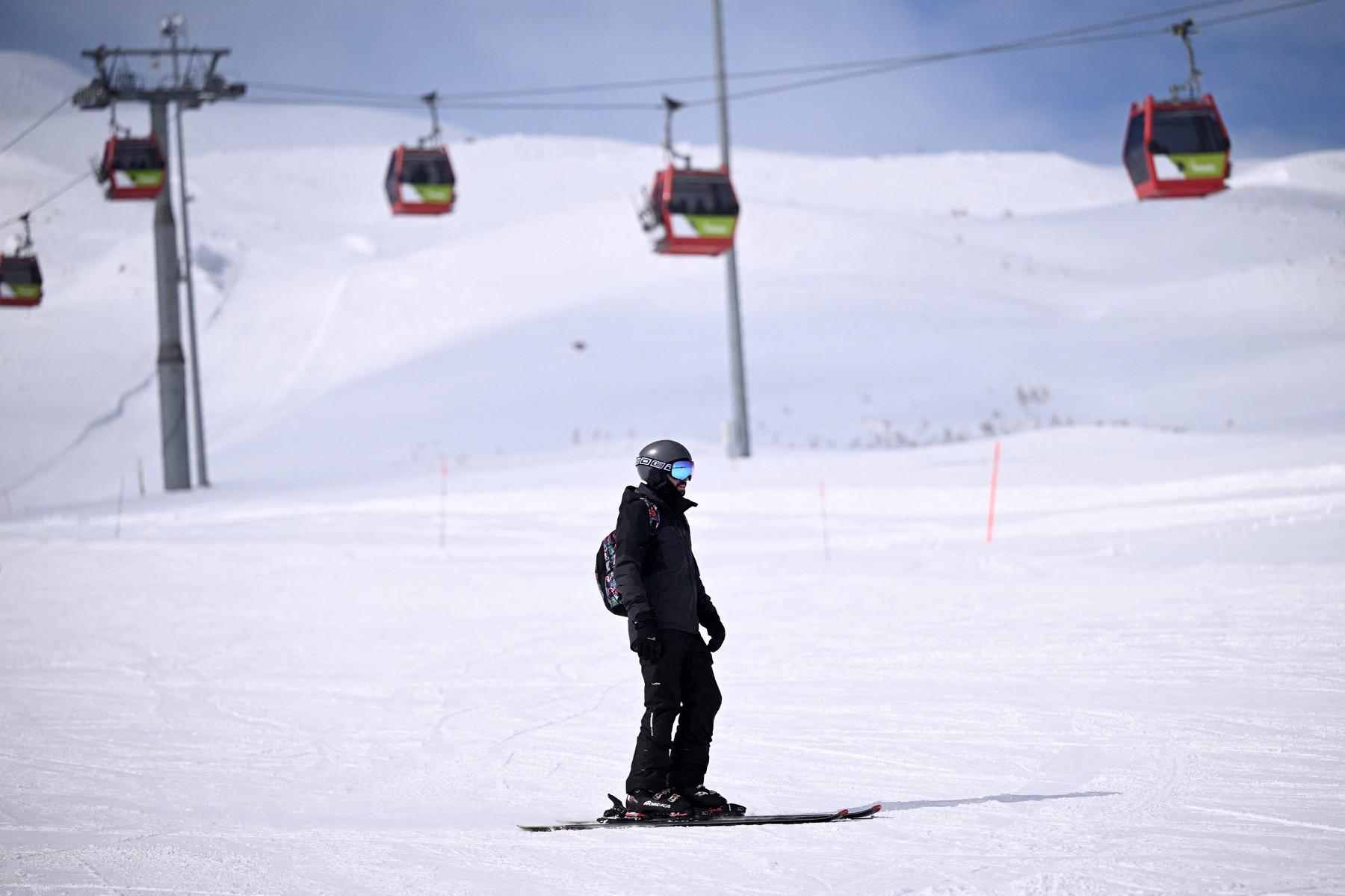 Tânărul s-a ciocnit de un alt bărbat, apoi s-au rostogolit 30 de metri