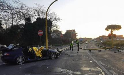 Românul s-a izbit cu o Mazda 6 de un semafor, pe o stradă din Roma