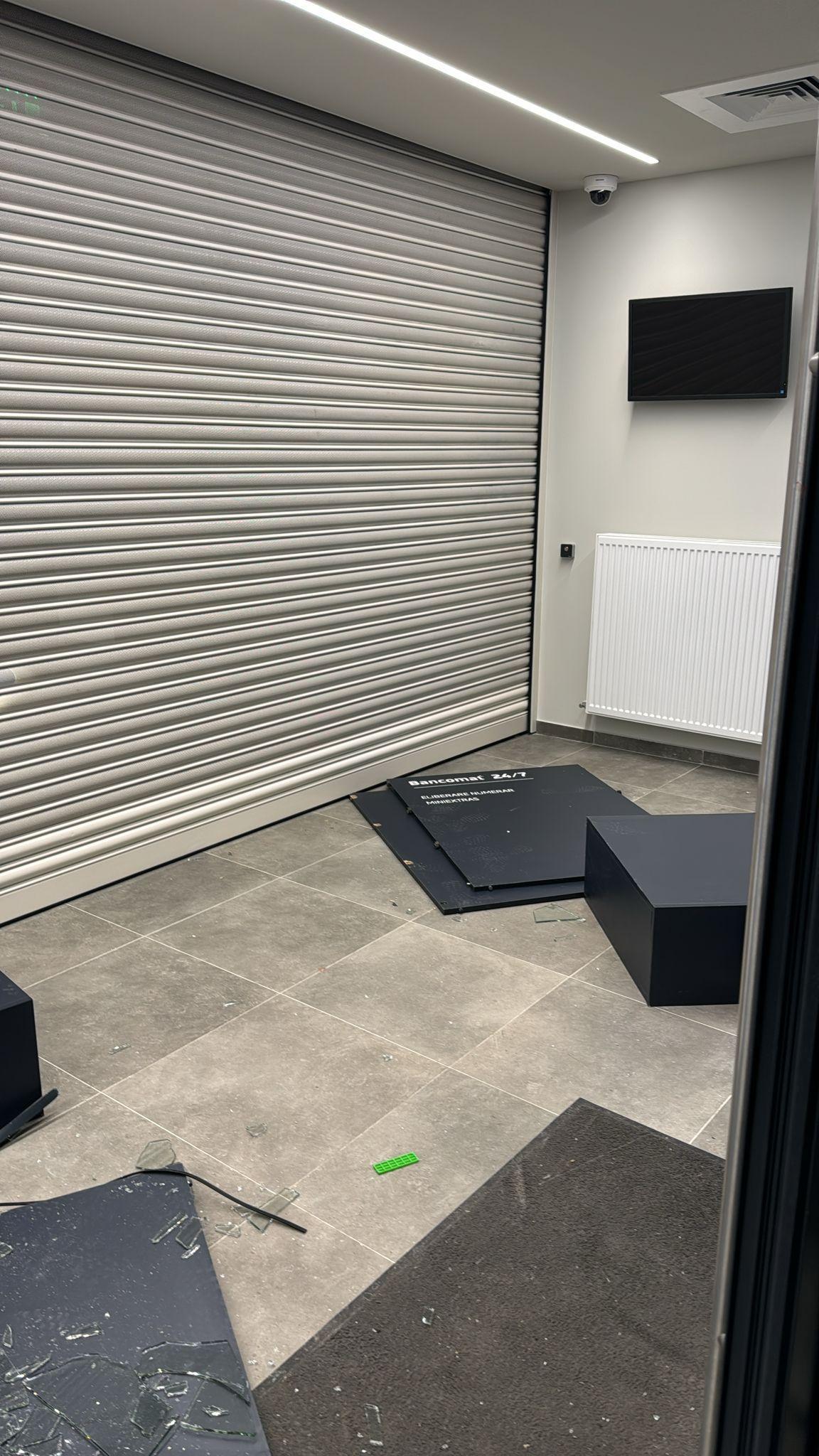 Un cetăţean străin a provocat haos într-o bancă din Sectorul 6. Bărbatul a distrus mai multe piese de mobilier