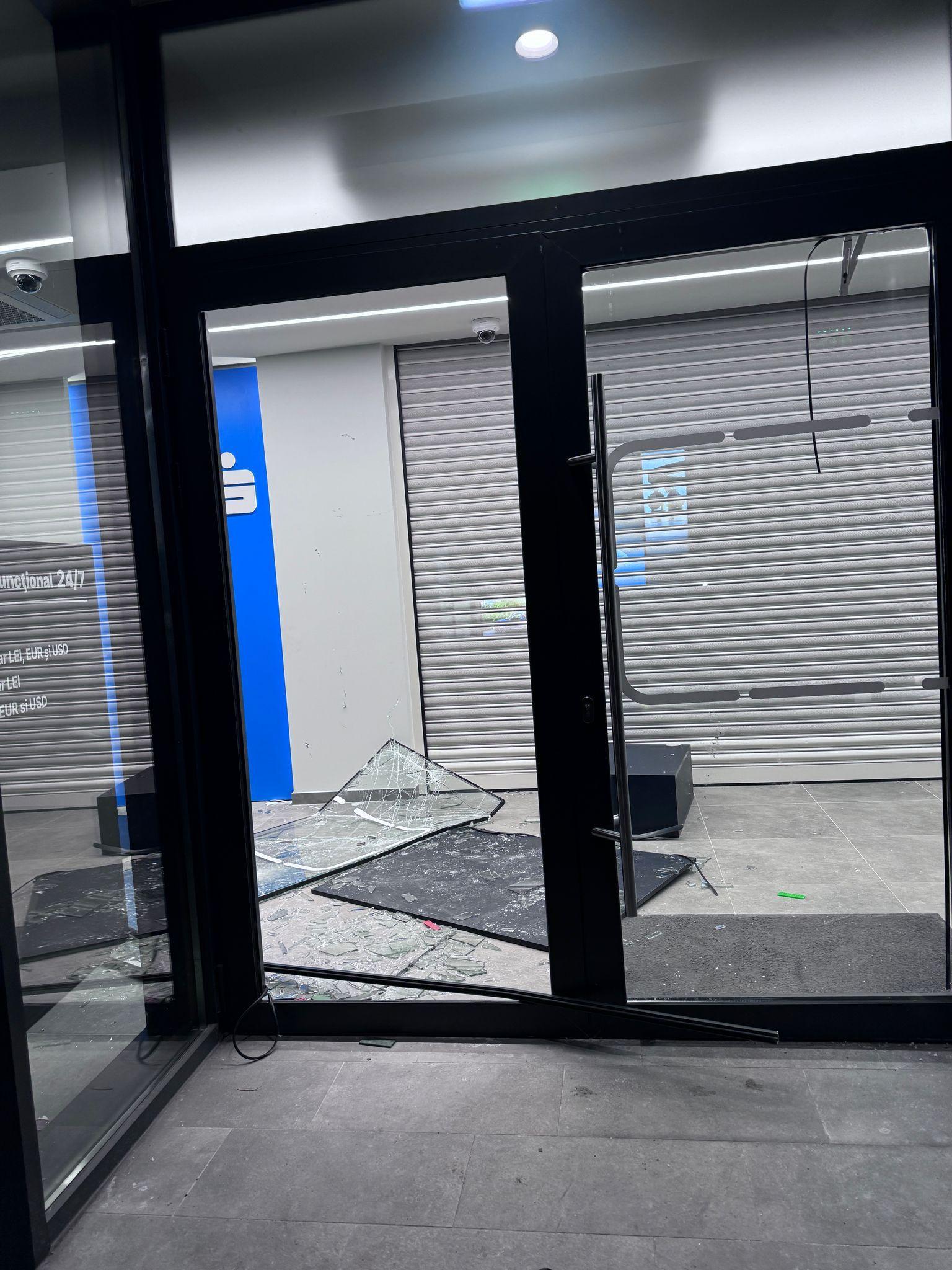 Un cetăţean străin a provocat haos într-o bancă din Sectorul 6. Bărbatul a distrus mai multe piese de mobilier