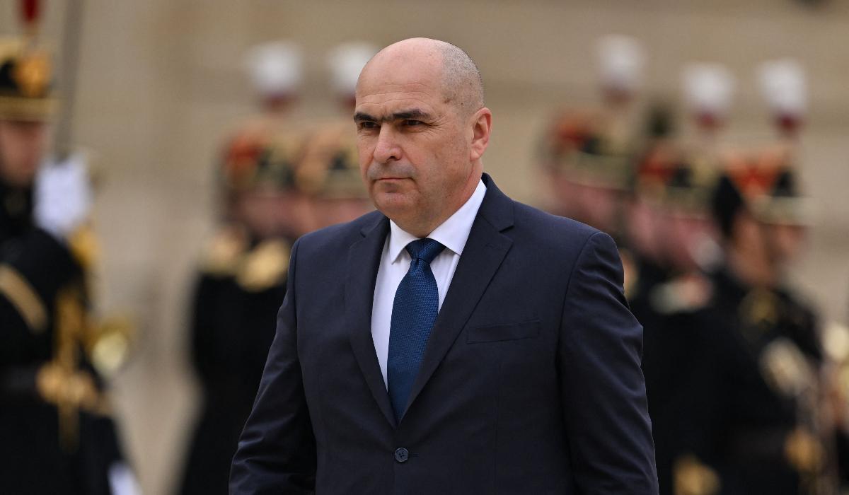 Preşedintele interimar Ilie Bolojan a sosit la Palatul Elysee pentru o întrevedere cu preşedintele francez Emmanuel Macron