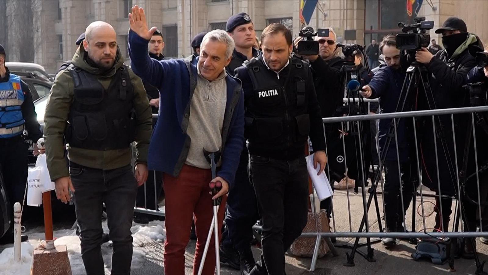 Candidatul independent la alegerile prezidenţiale Călin Georgescu a fost adus cu mandat la Parchetul General pentru a fi audiat de procurori, după ce a fost săltat din trafic de poliţişti.