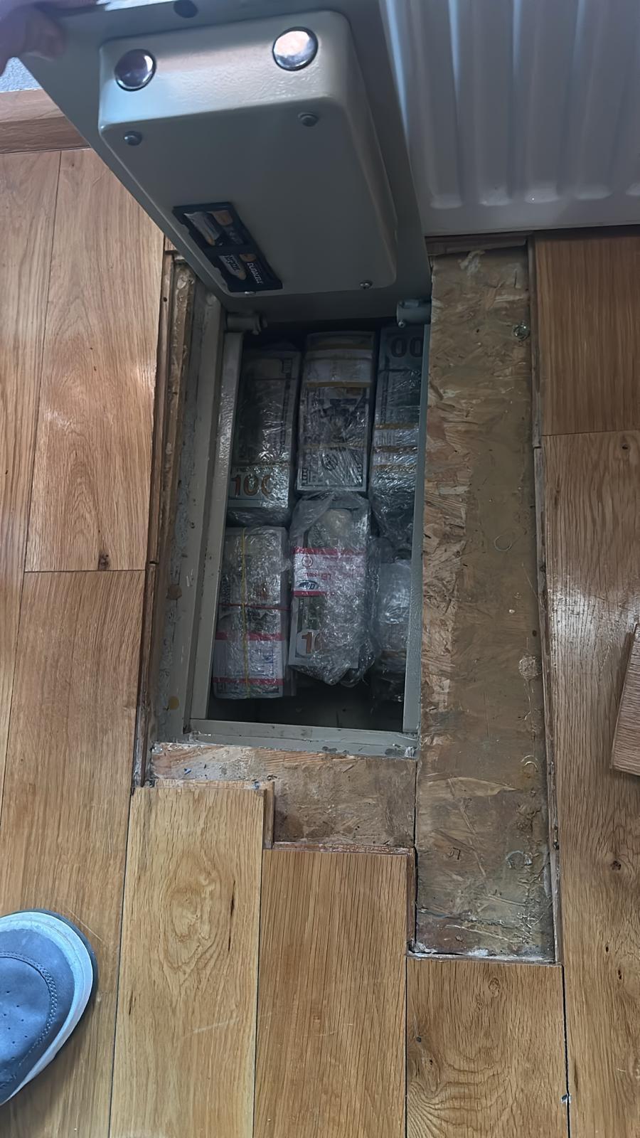 Peste 1.500.000 de dolari, descoperiţi într-un seif ascuns în podeaua locuinţei lui Horaţiu Potra