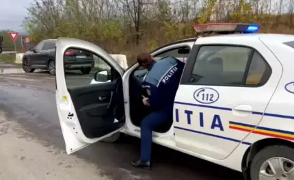 Femeia a sărit la agent în drum spre spital Femeia a sărit la agent în drum spre spital